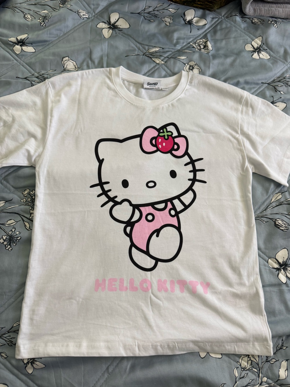 Hello Kitty Kids White & Pink Graphic Tee Adult size medium